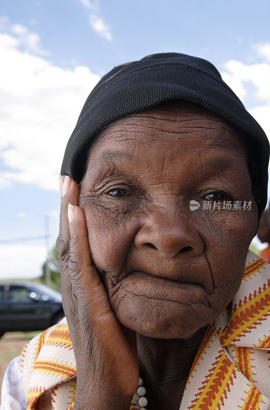 非洲老年妇女担忧