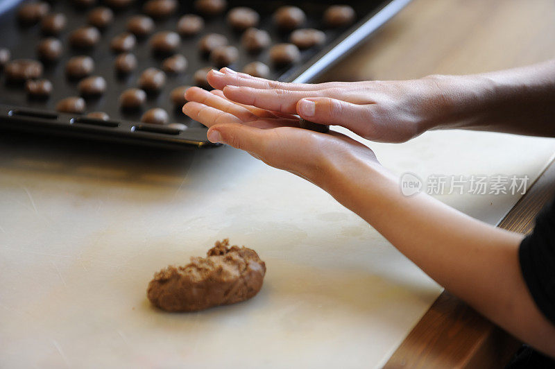 用生面团做棕色五香饼干或胡椒味饼干