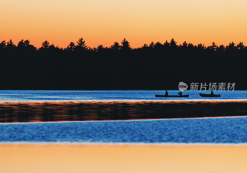 黄昏在国家公园里划桨