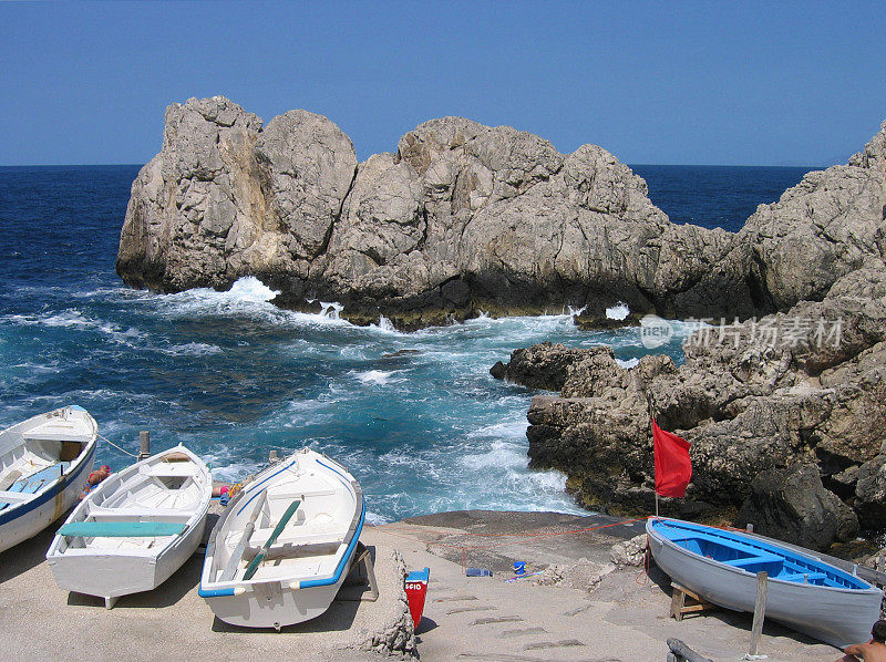 海滩悬崖与船，卡普里岛，意大利