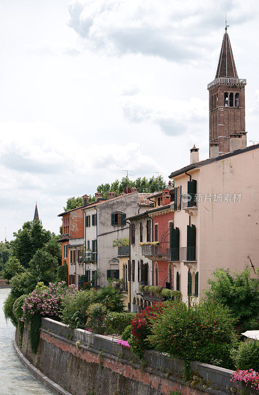 意大利维罗纳河畔五颜六色的房子