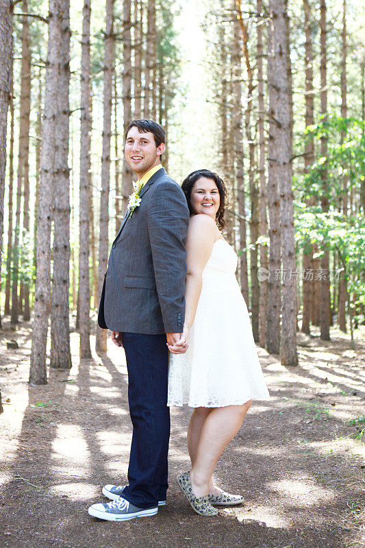 新郎和新娘站在森林里