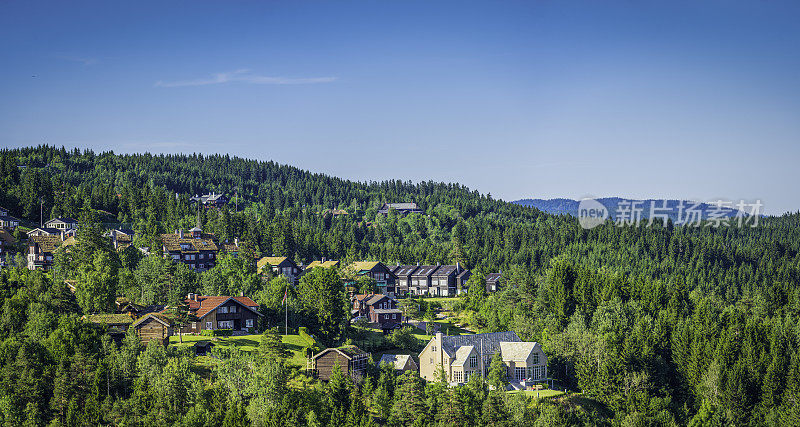豪华的郊区住宅在绿色的森林山丘俯瞰挪威奥斯陆