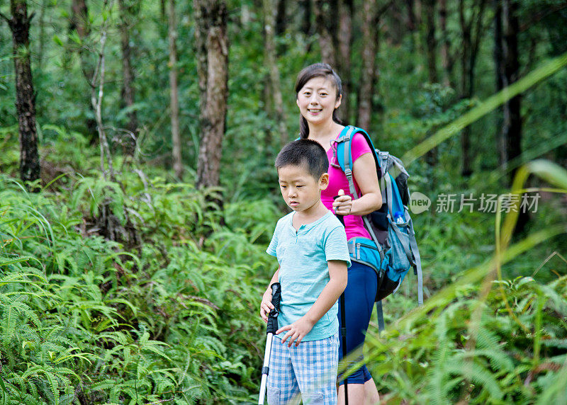 年轻的亚洲母亲和儿子徒步旅行