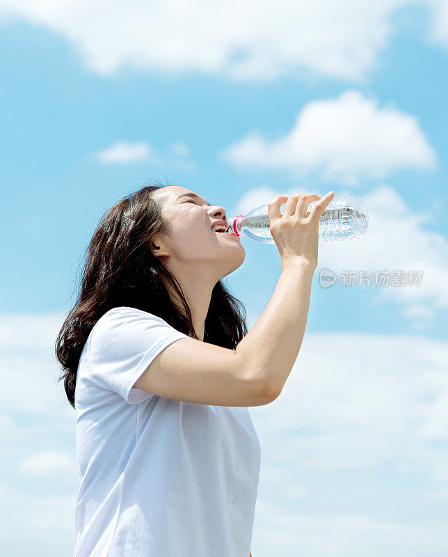 年轻女子喝水