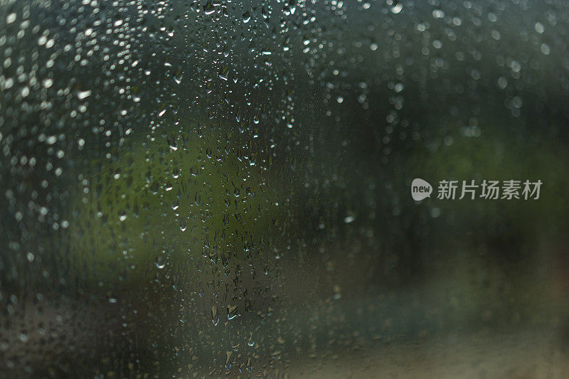 小雨打在窗口