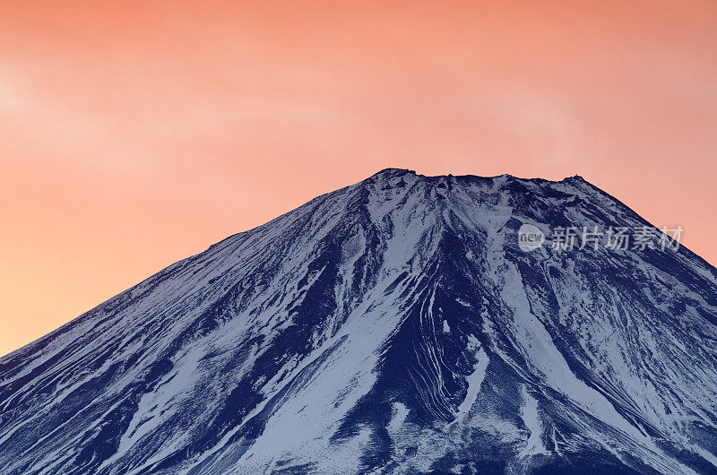 日出时分的富士山