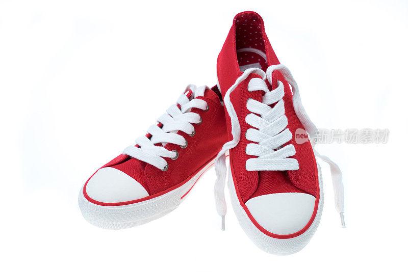 红色帆布鞋或运动鞋
