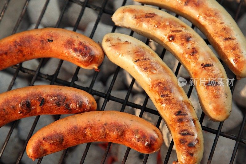 香肠放在烧烤架上――夏日食物