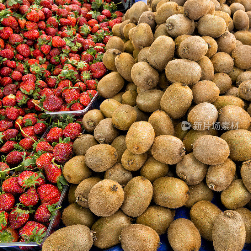 农贸市场的草莓和猕猴桃