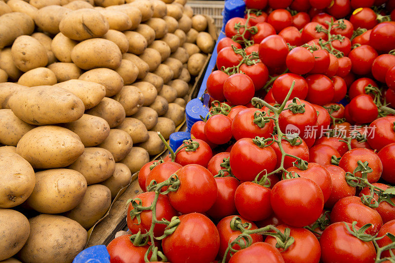 西红柿和土豆在农贸市场