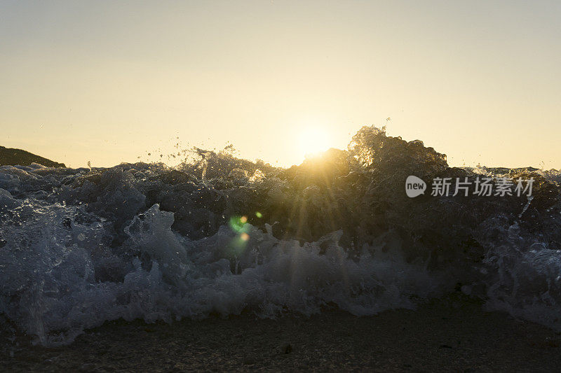 在纽基，费斯特拉海滩日落，翻滚的背光波