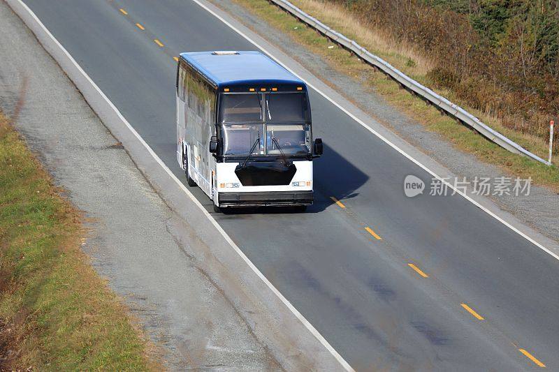 在州际公路上行驶的公共汽车。