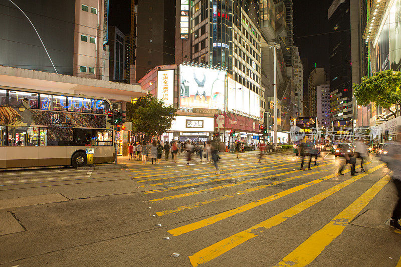 香港黄斑马上行人过马路模糊动作