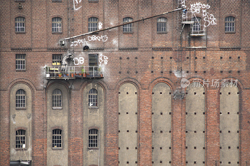 废弃的工厂立面，墙上有涂鸦