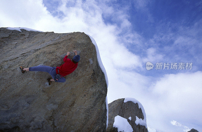 在冬雪中抱石。加州主教