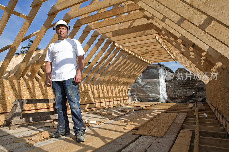 木框架屋顶下的建筑工地建设者