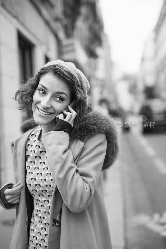 年轻时尚的女人在欧洲的大街上打电话。