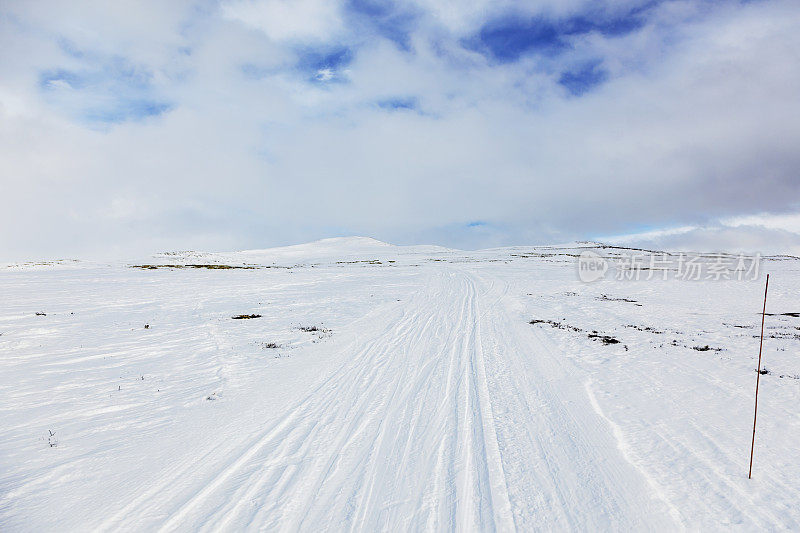 冬季有滑雪道的山地景观。