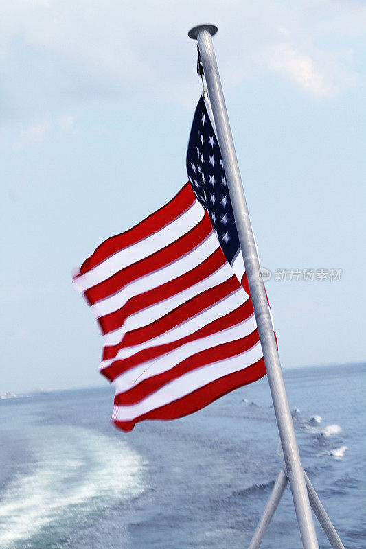 美国国旗在船尾迎风飘扬