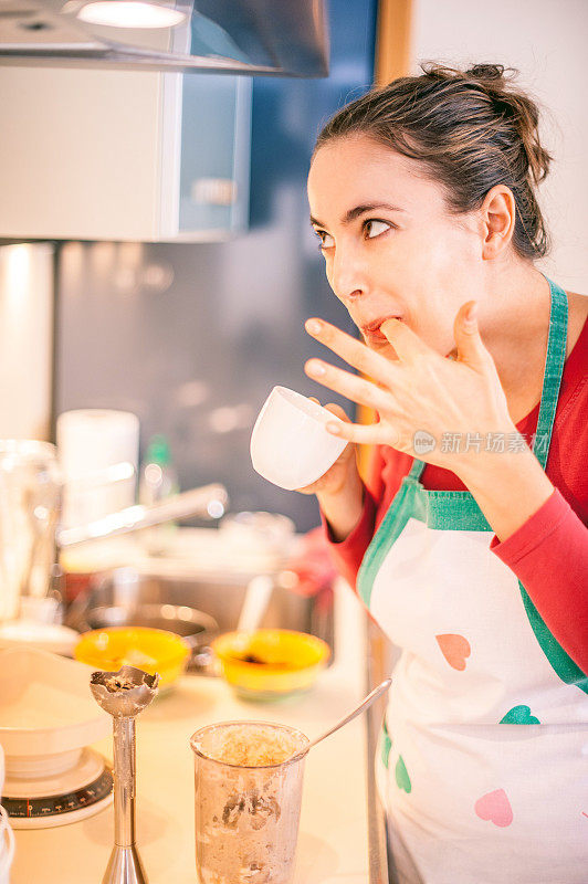 女人品尝食物