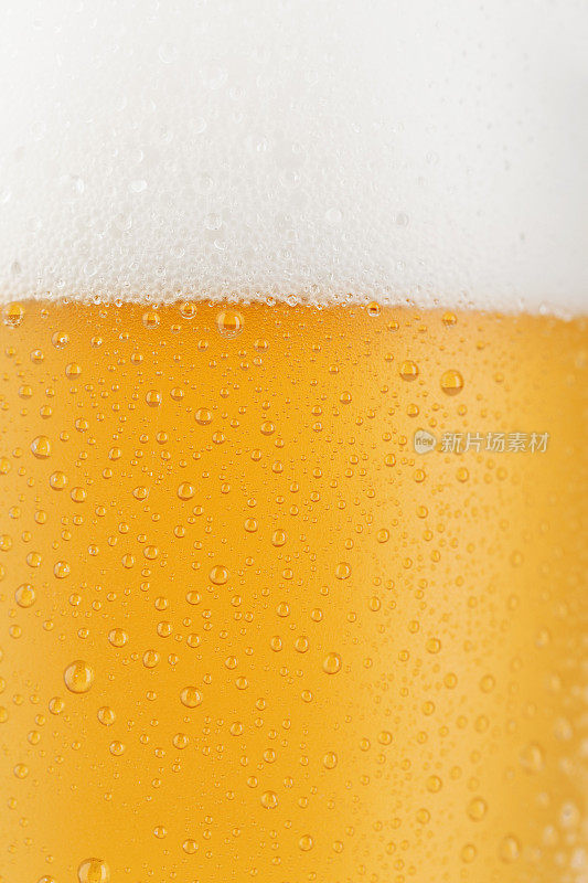 冰镇玻璃覆盖的水滴凝结啤酒背景