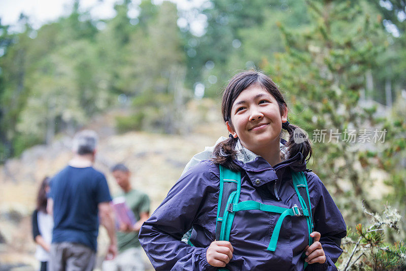 年轻女子背包客徒步在森林与家人和朋友