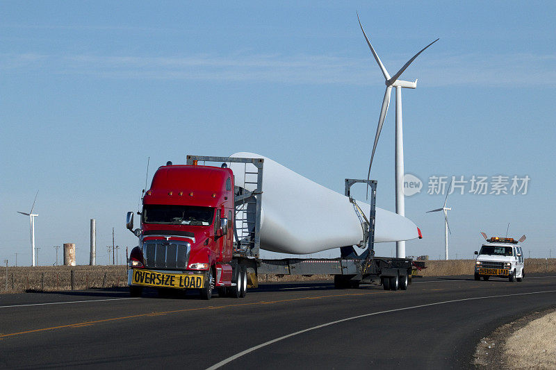德州风力发电场和半卡车叶片运输