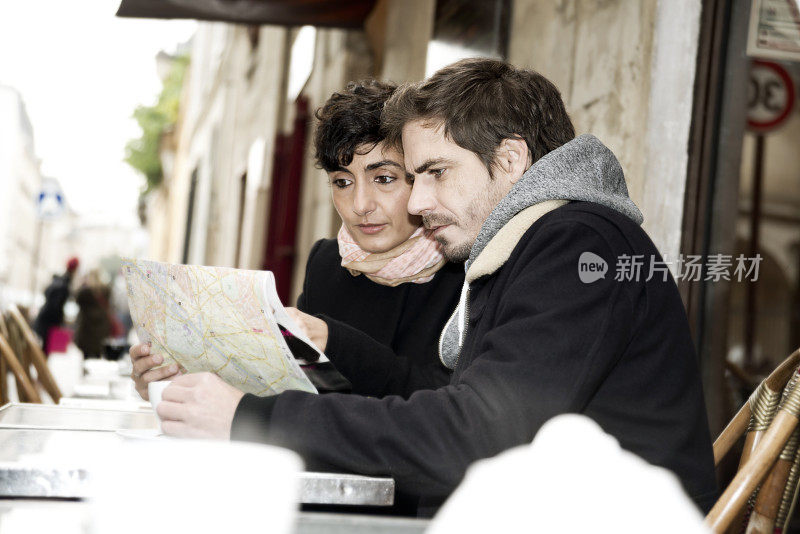 一对游客夫妇正在巴黎看地图
