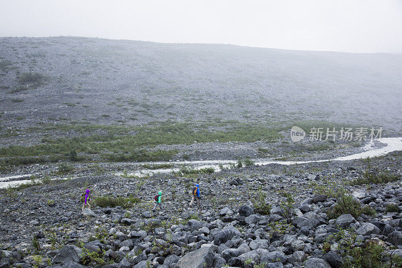 在落基山脉徒步旅行的背包客