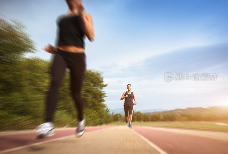 跑步者在跑道上跑步