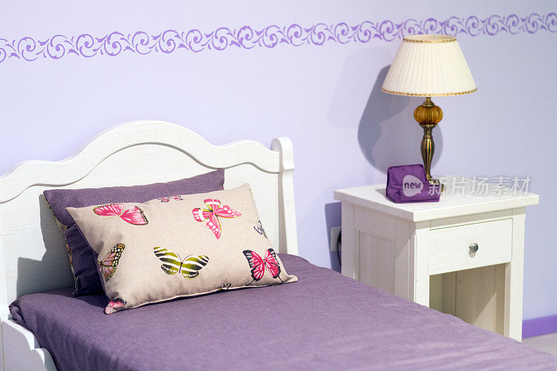 紫色的卧室