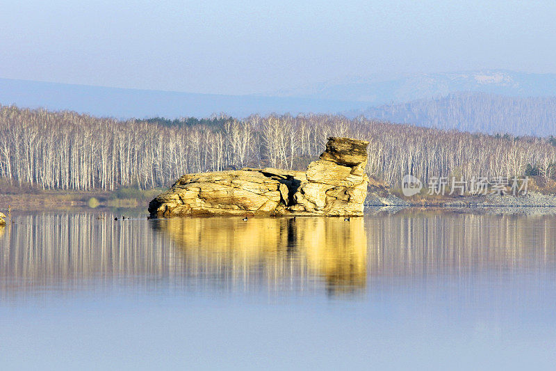 湖在黎明