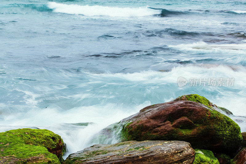 大海撞击岩石的特写