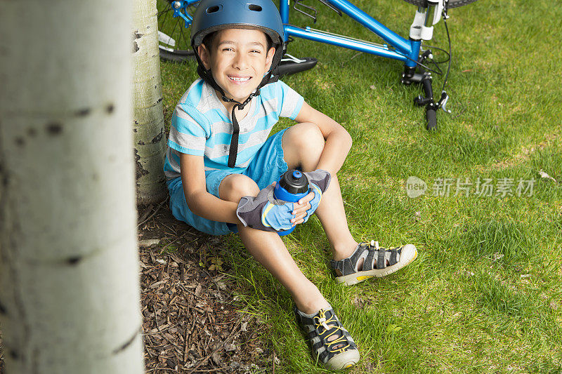 小男孩在山里骑自行车