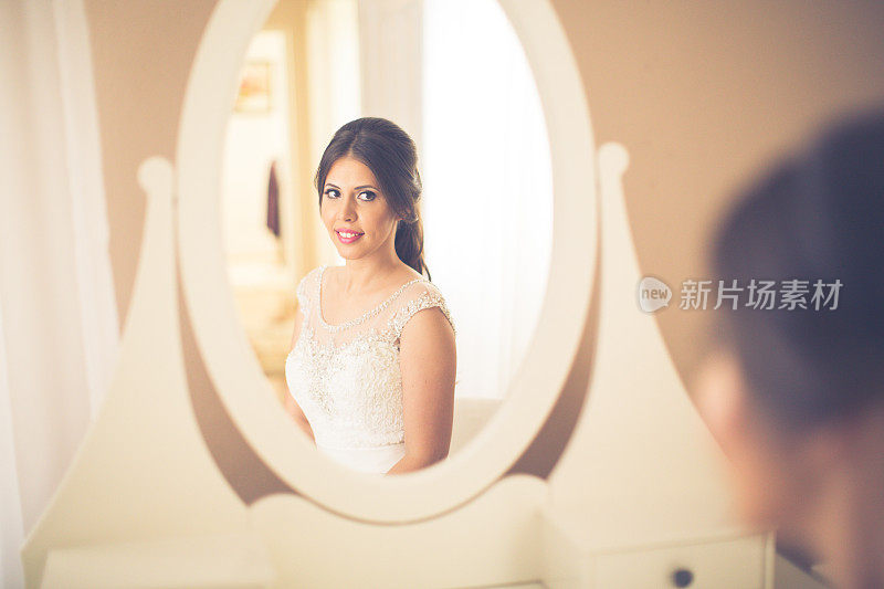 镜中年轻新娘的肖像