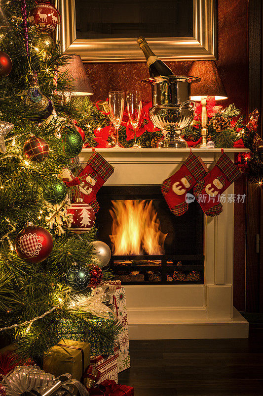 用礼物装饰圣诞树和用香槟装饰壁炉