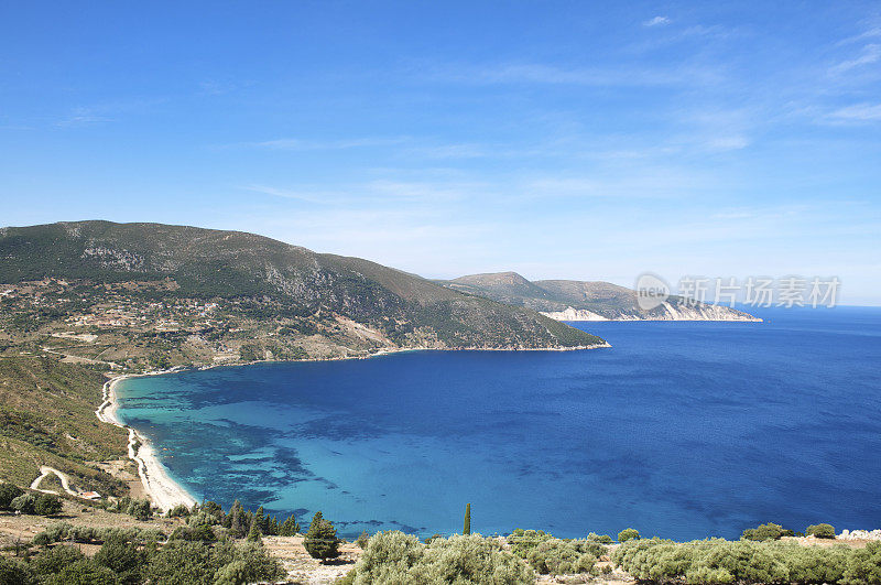 希腊凯法洛尼亚海滩上明亮的蓝色地中海