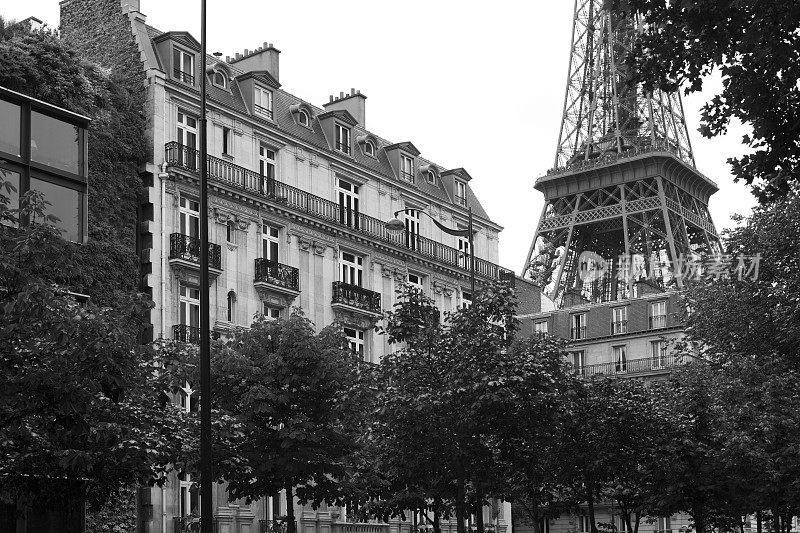法国巴黎，以埃菲尔铁塔为背景的住宅建筑