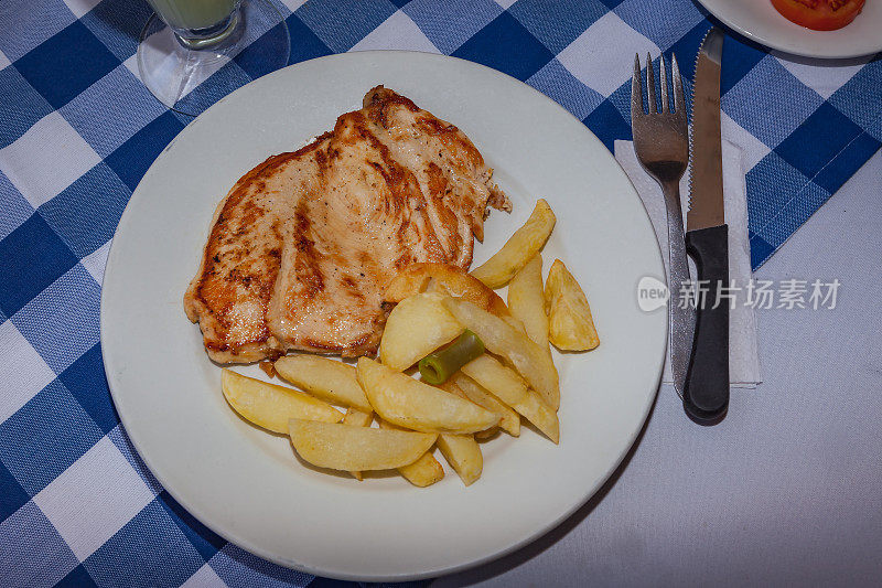 哥伦比亚食物-最受欢迎的菜烤鸡胸肉和土豆角