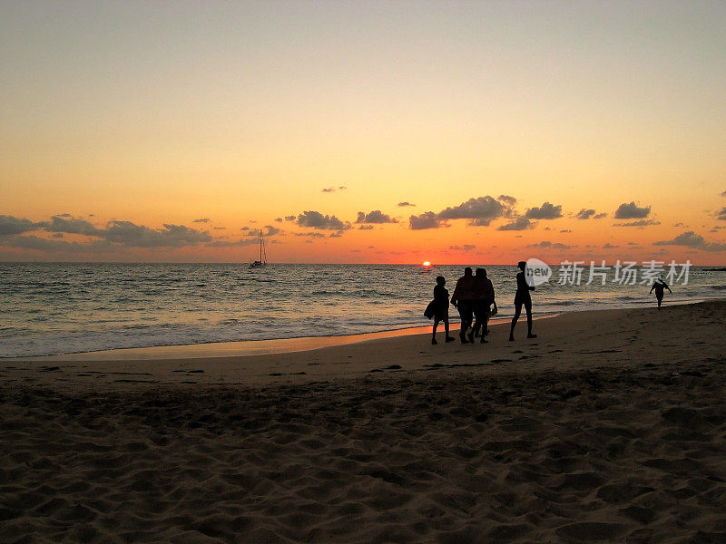 一家人在海滩上