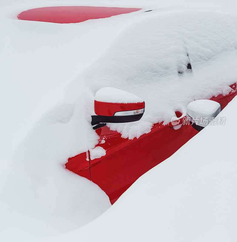 雪地里的新车