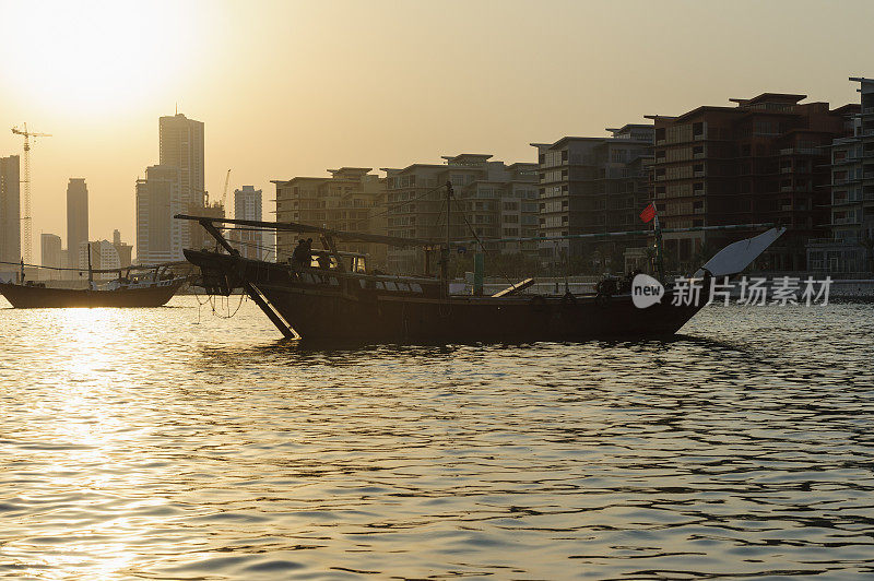 日落时巴林的单桅帆船