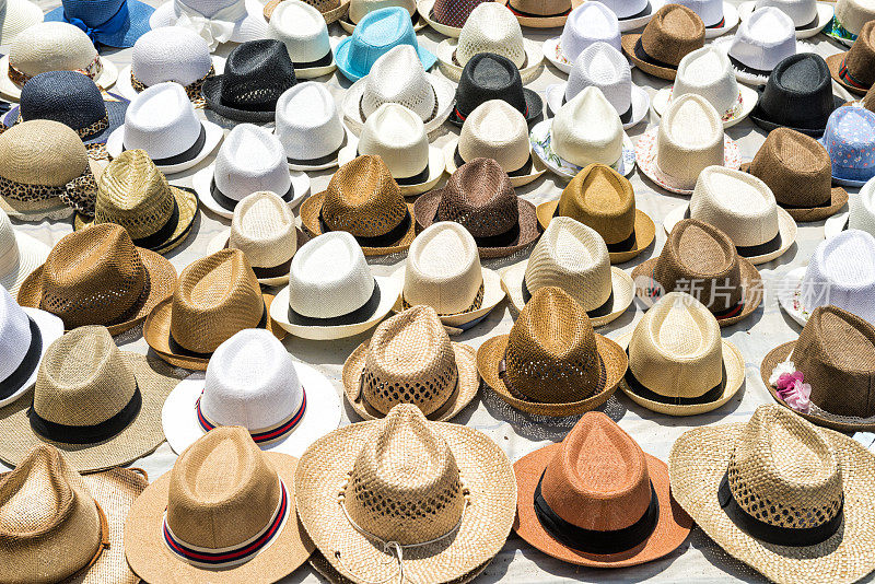 许多不同的帽子躺在地上