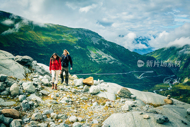 在瑞士阿尔卑斯山徒步旅行的年轻夫妇