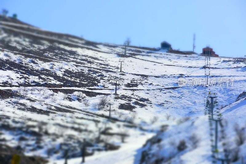 人们上山滑雪