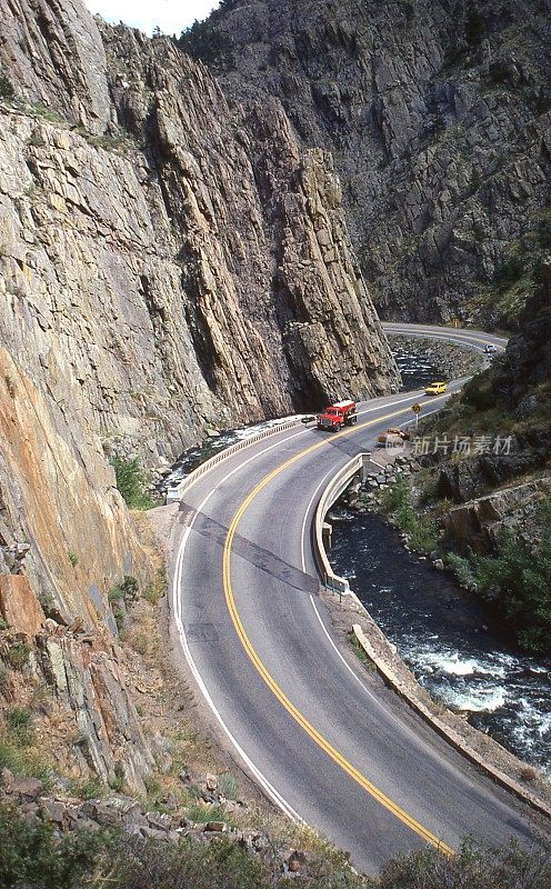 科罗拉多柯林斯堡以西的大汤普森峡谷高速公路，这是1980年代大洪水前的景象