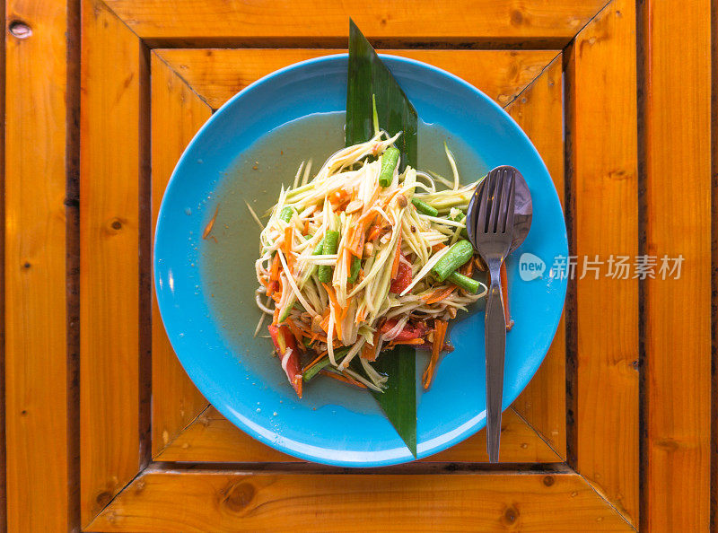 食物:辣木瓜芒果沙拉。泰国传统地区美食，丫岛，甲米，泰国，东南亚。