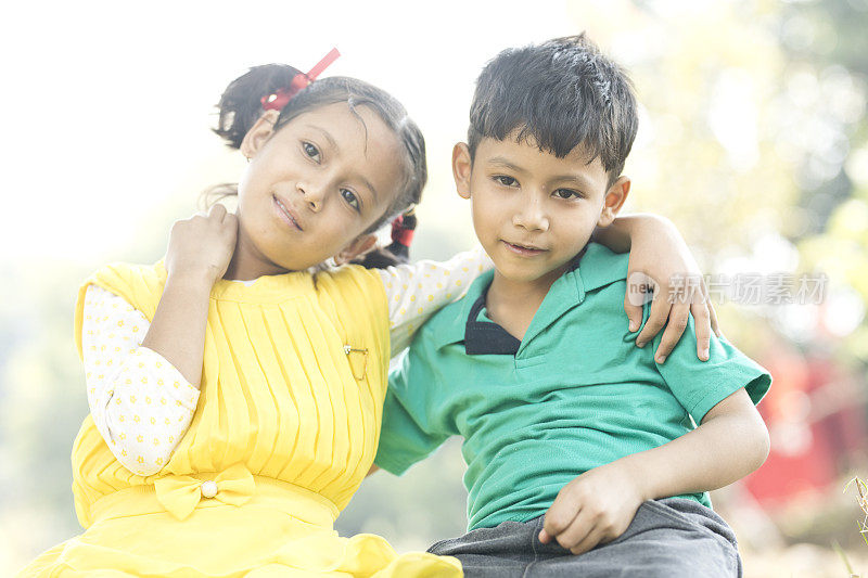 印第安男孩和女孩的肖像