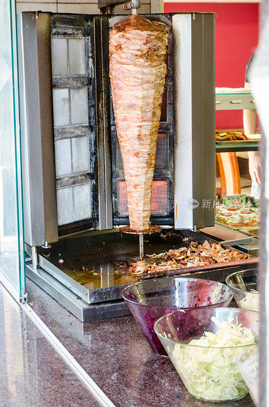 布达佩斯一家街头餐厅的橱窗里，架子上的烤鱼肉